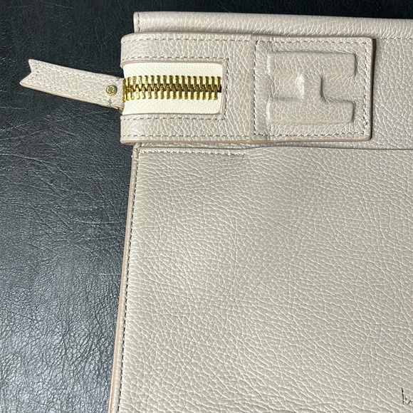 👜 India Hicks Big Zipper Leather Clutch – Taupe Pebbled Leather - Picture 3 of 9
